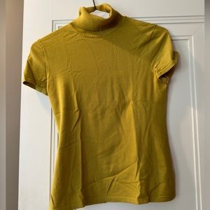 Anne Klein knit turtleneck short sleeve top. Size M.